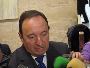 Foto: Sanz dice que "quien está toreando en la plaza es Rajoy, con el que hay que estar" y los "de la barrera pueden gritar" (EUROPA PRESS)