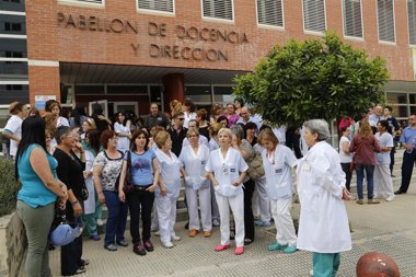 Foto: Trabajadoras de la limpieza del hospital Virgen de la Arrixaca acuerdan ir a la huelga el próximo 10 de junio (CGT)