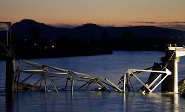 Foto: Personas y coches caen a un río tras derrumbarse un puente en EEUU (GETTY)