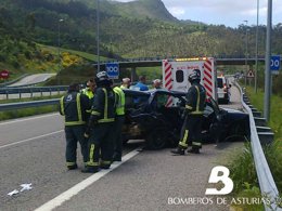 Foto: Dos personas heridas en la colisión de dos vehículos en la A-8 a la altura de Ribadesella (BOMBEROS DE ASTURIAS)
