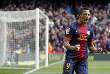 Foto: Alexis: "Había muchas ofertas, me quedo porque el club me lo dijo" (ALBERT GEA / REUTERS)