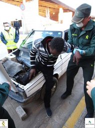 Foto: Interceptados diez inmigrantes en una patera y otros tres en el doble fondo de un coche (EUROPA PRESS/GUARDIACIVIL)