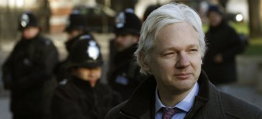 Foto: Las sombras de Julian Assange en un documental (© ANDREW WINNING / REUTERS)