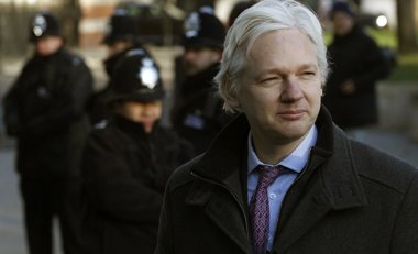 Foto: Las sombras de Julian Assange salen a la luz en un documental (© ANDREW WINNING / REUTERS)