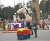 Morenés impone a uno de los féretros la cruz militar con distintivo amarillo