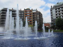 Foto: La fuente de la Plaza América, de azul para apoyar al Oviedo (EUROPA PRESS)