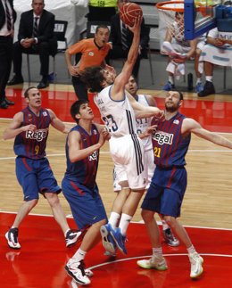 Foto: El Real Madrid besa el cielo (ACB MEDIA)