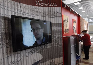 Foto: Snowden sale del aeropuerto de Moscú hacia un "lugar seguro" (SERGEI KARPUKHIN / REUTERS)