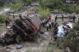 Foto: Luto en Guatemala tras la muerte de 46 personas en accidente de autobús (Jorge Lopez / Reuters)