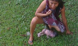 Foto: Denuncian el caso de la indígena que dio a luz en el patio de un hospital (TWITTER)