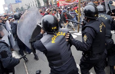 Foto: Disturbios entre Policía y estudiantes en Perú acaban con 13 detenidos (REUTERS)