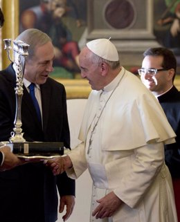 Foto: Netanyahu regala al Papa Francisco un libro sobre la Inquisición española (POOL NEW / REUTERS)