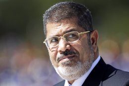 Foto: Mursi y otros 132 acusados serán llevados a juicio (REUTERS)