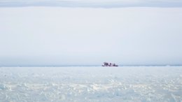 Foto: El barco chino que acudió al rescate en la Antártida queda atrapado en el hielo (STRINGER . / REUTERS)