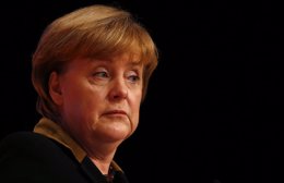 Foto: Merkel suspende su agenda tras fracturarse la pelvis mientras esquiaba (KAI PFAFFENBACH / REUTERS)