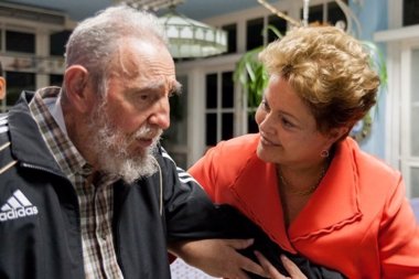Foto: Fidel Castro mantiene un "encuentro fraternal" con Dilma Rousseff (HANDOUT . / REUTERS)
