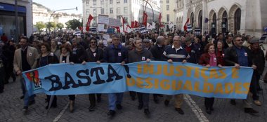 Foto: Miles de personas salen a la calle en Portugal contra los recortes (REUTERS)