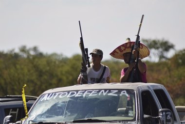 Foto: Los grupos de autodefensa entran en Apatzingán (REUTERS)