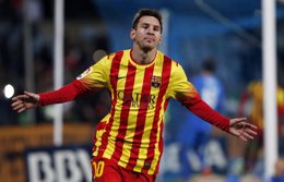 Foto: Messi recibe el premio Aldo Rovira por parte de la prensa catalana (REUTERS)