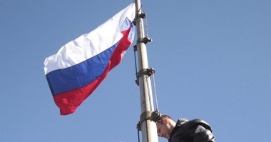 Foto: La bandera rusa ondea ya en 189 instalaciones militares ucranianas de Crimea (STRINGER . / REUTERS)