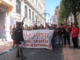 Foto: Unos doscientos estudiantes se manifiestan en Oviedo contra los recortes en la educación pública (EUROPA PRESS)