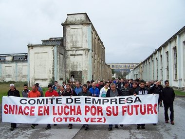 Foto: Trabajadores de Sniace viven el encierro con "tensa espera" (SECCIÓN SINDICAL DE UGT)