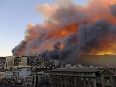 Foto: Se mantiene la alerta roja en Valparaíso (STRINGER CHILE / REUTERS)