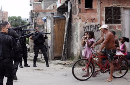 Foto: Un niño muere en un operativo en una favela (REUTERS)