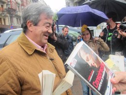 Foto: Activistas de La Madreña entregan libros a los diputados que asisten al pleno de la Junta General (EUROPA PRESS)