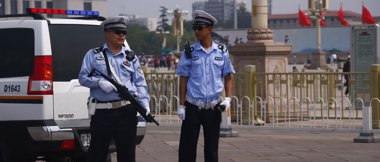 Foto: Las fuerzas de seguridad cercan la Plaza de Tiananmen para evitar concentraciones en el 25º aniversario (REUTERS)