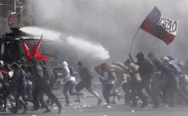 Foto: Concluye con disturbios la marcha convocada por los profesores (REUTERS)