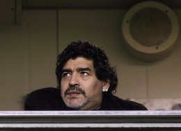 Foto: Maradona ingresa en una clínica para hacerse un chequeo médico (REUTERS)