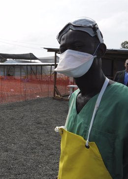 Foto: La guerra de trincheras contra el ébola se cobra la vida de más de 120 médicos y enfermeras en África (STRINGER . / REUTERS)