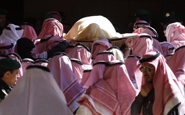 Foto: Comienza en Riad el funeral del rey Abdalá con el rezo en la mezquita del Imán Turki (FAISAL NASSER / REUTERS)