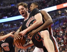 Foto: Pau Gasol cae de nuevo ante los Suns (REUTERS)