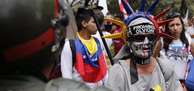 Foto: Once detenidos por enfrentamientos entre "encapuchados" y policías en Venezuela (REUTERS)