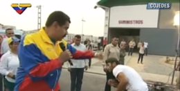 Foto: Maduro simula un combate de boxeo en plena calle (YOUTUBE)