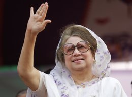 Foto: Respiro en Bangladesh al salir de la cárcel bajo fianza la ex primera ministra Jaleda Zia (ANDREW BIRAJ / REUTERS)