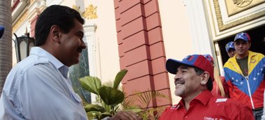 Foto: El venezolano Nicolás Maduro sugiere a Maradona como presidente de la FIFA (HANDOUT . / REUTERS)