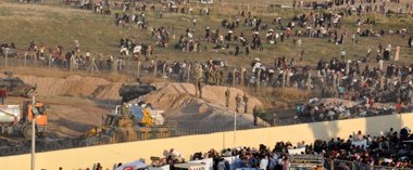 Foto: Miles de personas llegan a la frontera con Turquía huyendo de los combates entre los kurdos y el Estado Islámico (REUTERS)