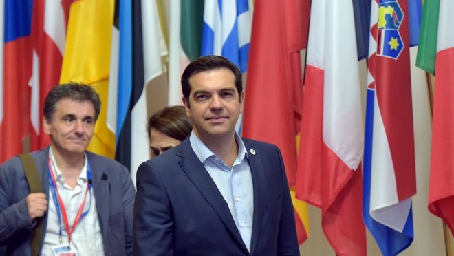 Foto: Tsipras sostiene que se ha logrado la reestructuración de la deuda para evitar el 'Grexit' (ERIC VIDAL / REUTERS)