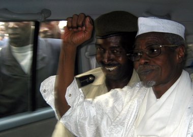 Foto: Habré es obligado "por la fuerza" a comparecer ante el tribunal senegalés (REUTERS)