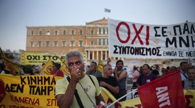 Foto: Miles de griegos protestan ante el Parlamento contra el tercer rescate (ALKIS KONSTANTINIDIS / REUTER)