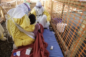 Sierra Leona pone en cuarentena a cientos de personas después de una muerte por ébola (SYLVAIN CHERKAOUI/COSMOS)