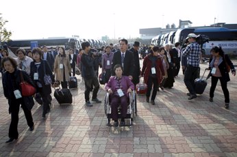 Celebrados los primeros encuentros de familias coreanas separadas por la guerra (KIM HONG-JI / REUTERS)