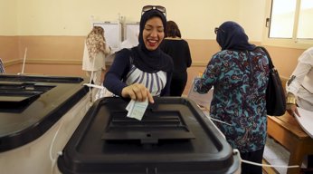 Foto: Observadores electorales locales informan de compra de votos y otras violaciones en Egipto (ASMAA WAGUIH / REUTERS)
