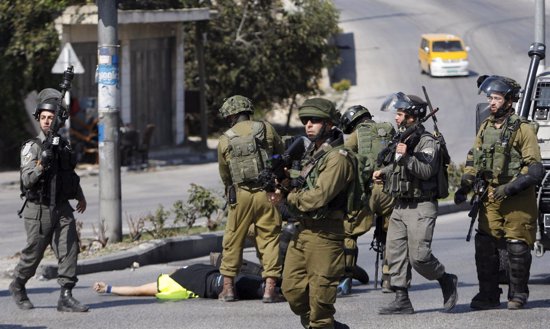 Foto: Dos palestinos muertos en presuntos ataques contra soldados israelíes en Hebrón (MUSSA QAWASMA / REUTERS)
