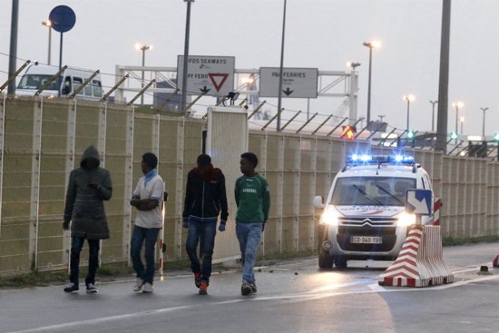 Foto: Refugiados irrumpen en el puerto de Calais y abordan un ferry británico (PASCAL ROSSIGNOL / REUTERS)
