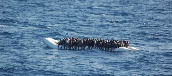 Foto: Rescatan a unos 600 inmigrantes que intentaban llegar por mar a Italia (GUARDIA COSTERA)