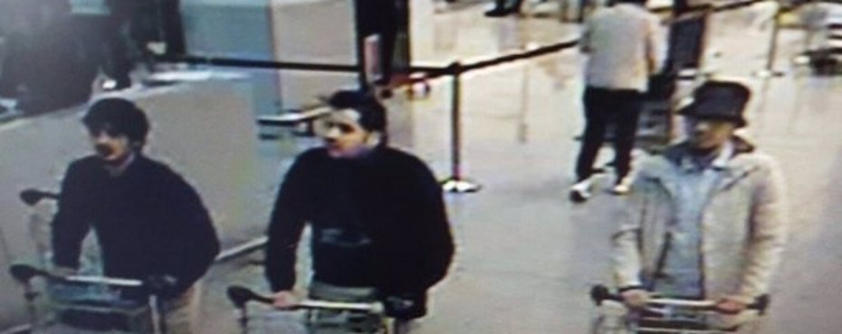 Foto: La Policía difunde las imágenes de tres sospechosos del atentado en el aeropuerto de Bruselas (TWITTER)